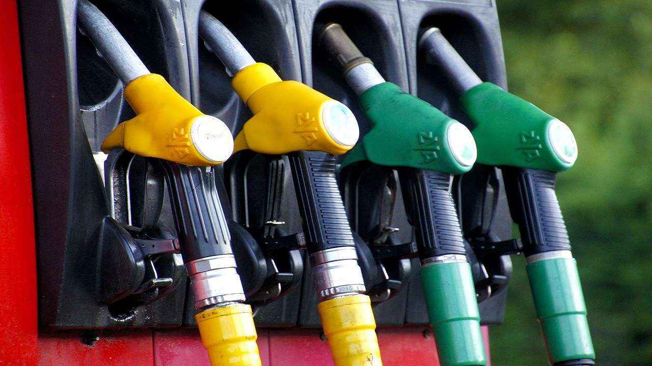 Rincari carburante prezzi distributori