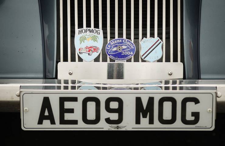 Auto con targa estera 