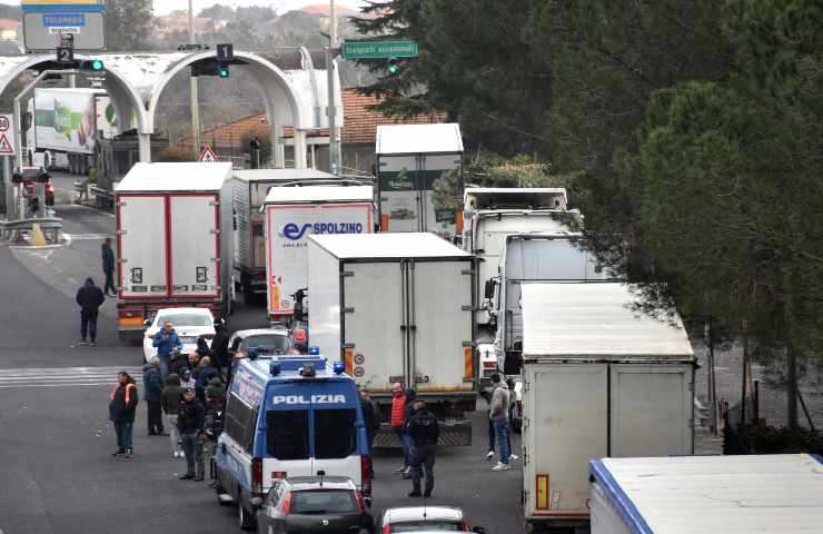 Proteste autotrasportatori tir caro carburante