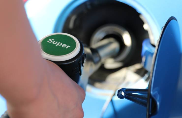 Benzina aumento prezzi diesel rincaro