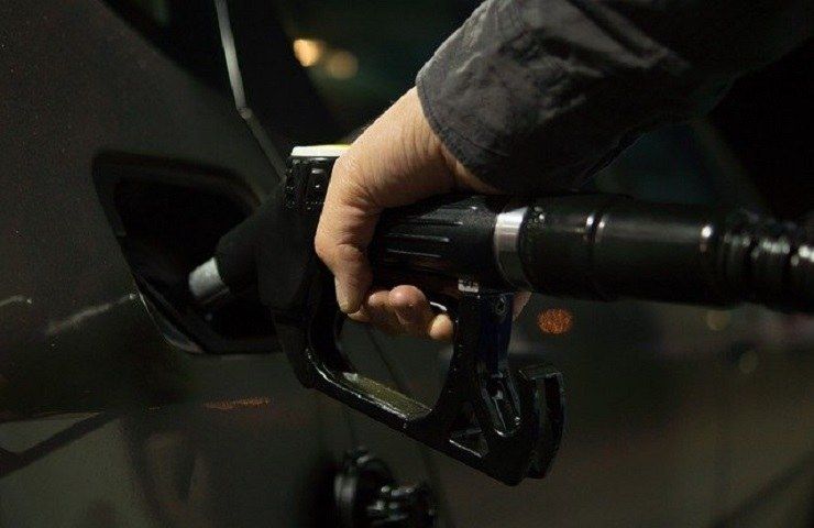 Carburante costo benzina file distributori