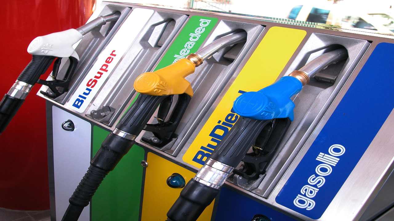 Carburante costo benzina file distributori