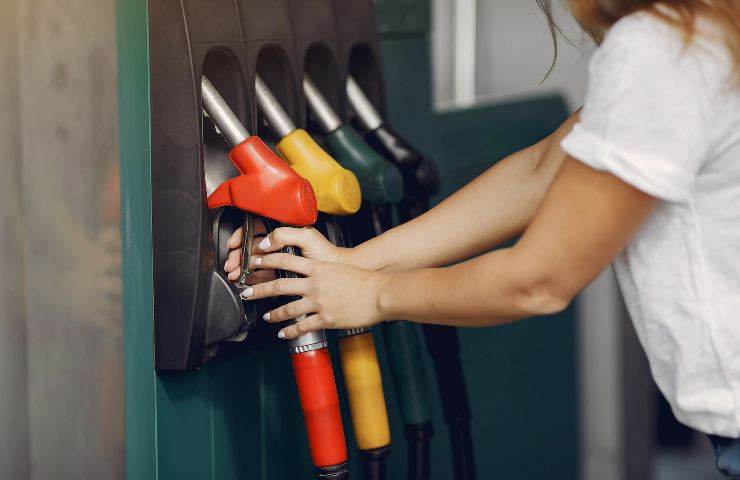 Donna si accinge a fare rifornimento di carburante