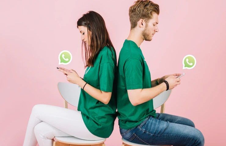 Due giovani si scambiano messaggi su Whatsapp