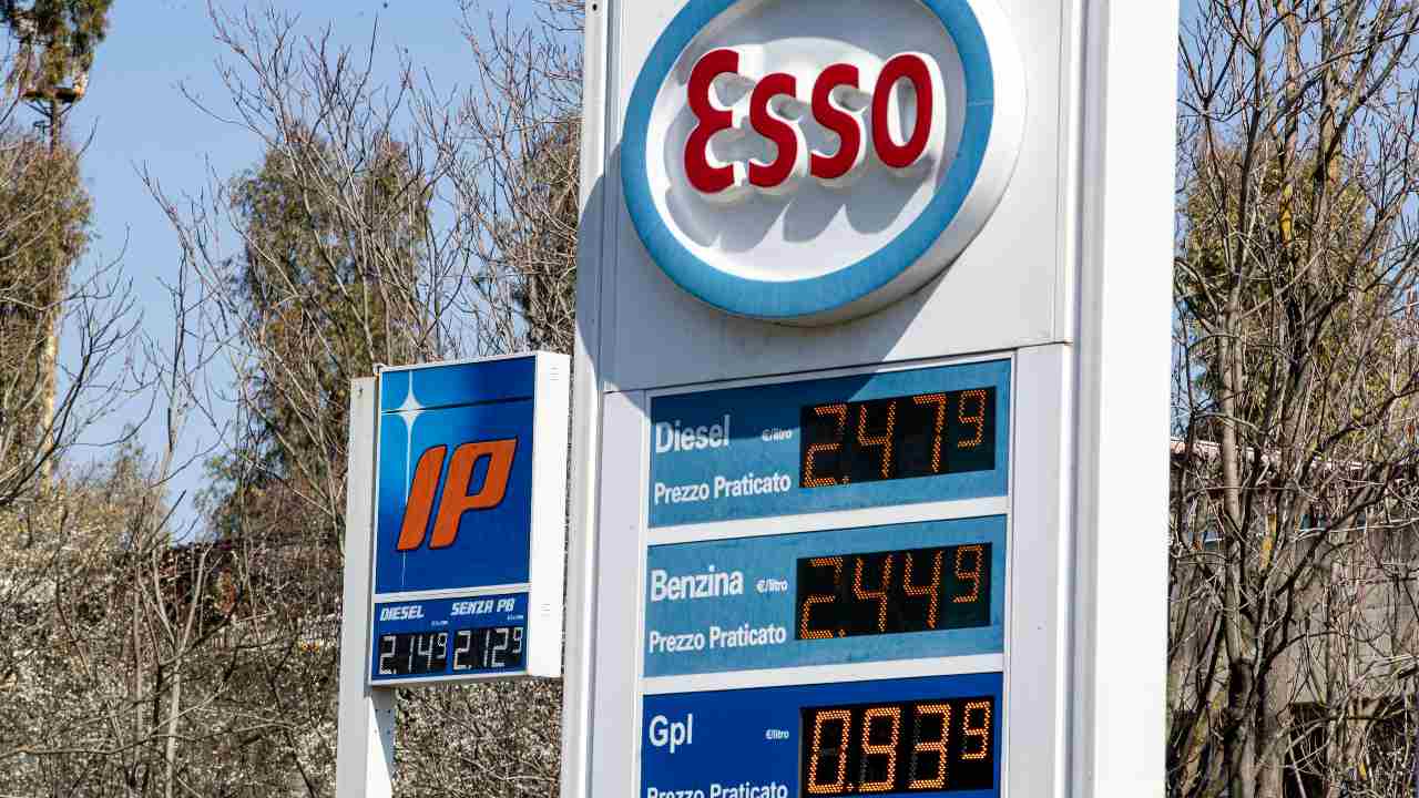 Prezzi benzina rincari