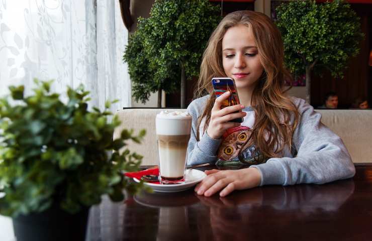 Ragazza utilizza uno smartphone