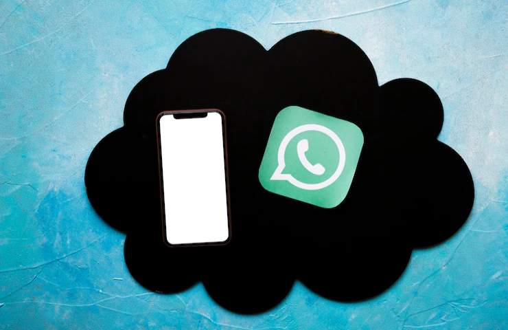 Rappresentazione di uno smartphone e di Whatsapp