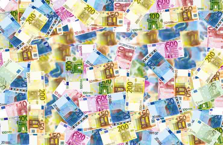 Ricostruzione con banconote in euro