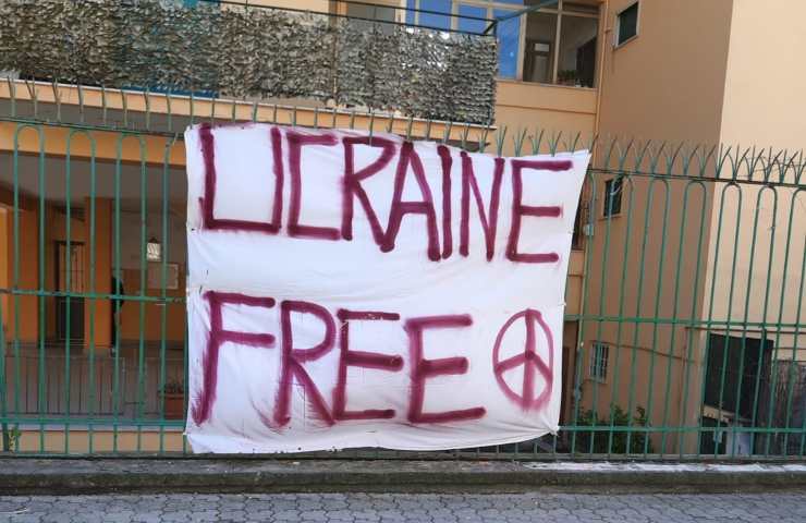 Striscione pacifisca a Ercolano