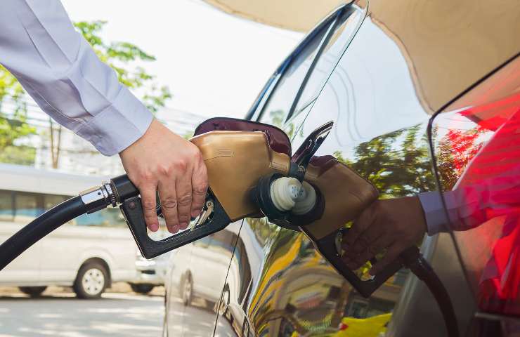 Un uomo compie un rifornimento di carburante