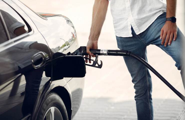 Uomo fa rifornimento di carburante