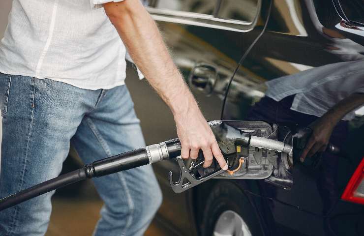 Uomo fa rifornimento di carburante