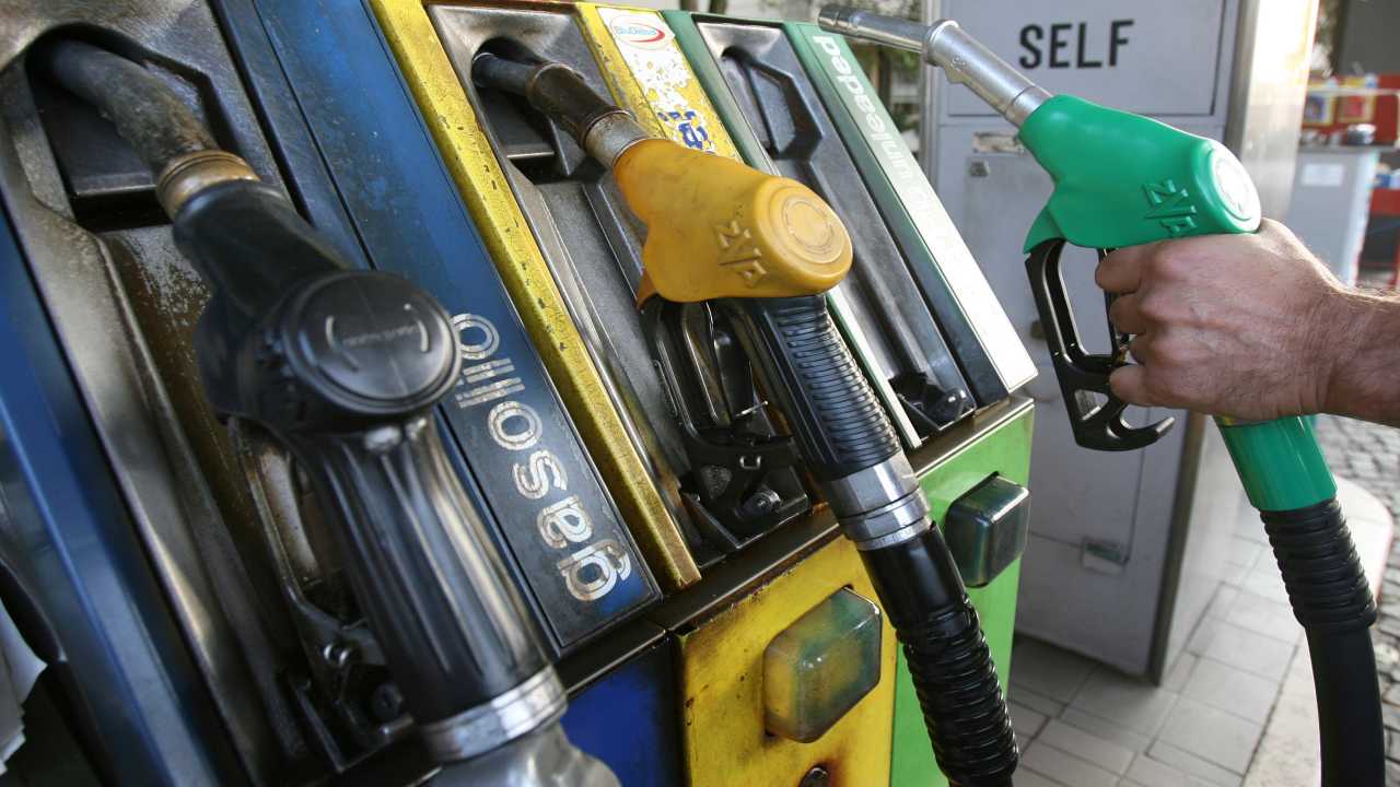 Prezzo benzina calo Unione Nazionale Consumatori