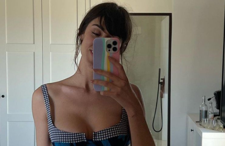 Cecilia Rodriguez si scatta un selfie allo specchio