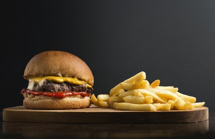 Cheeseburger e patatine fritte