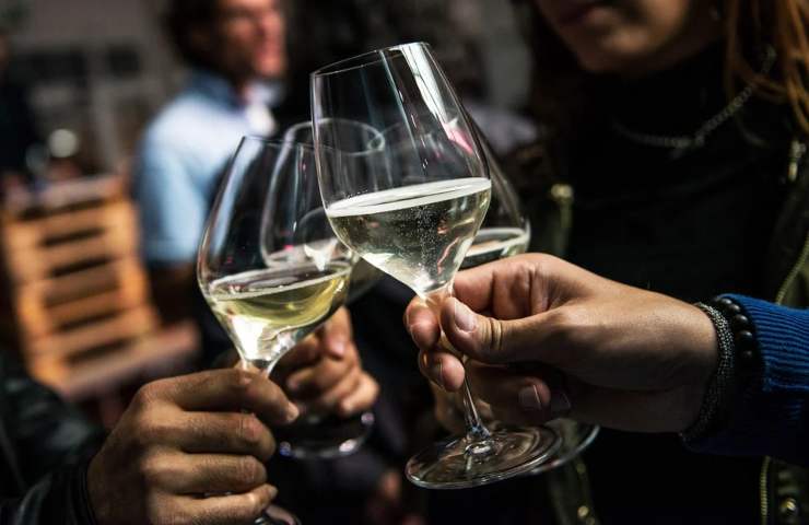 Delle persone fanno festa con un brindisi