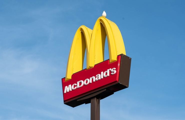 Il logo di McDonald's ad un fast food