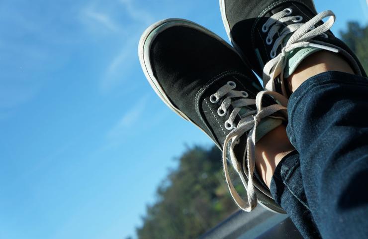 Le scarpe di un adolescente