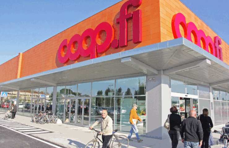 L'ingresso di un supermercato Coop