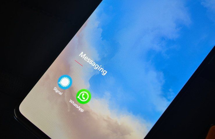 Schermo del telefonino con le icone di Whatsapp e Signal