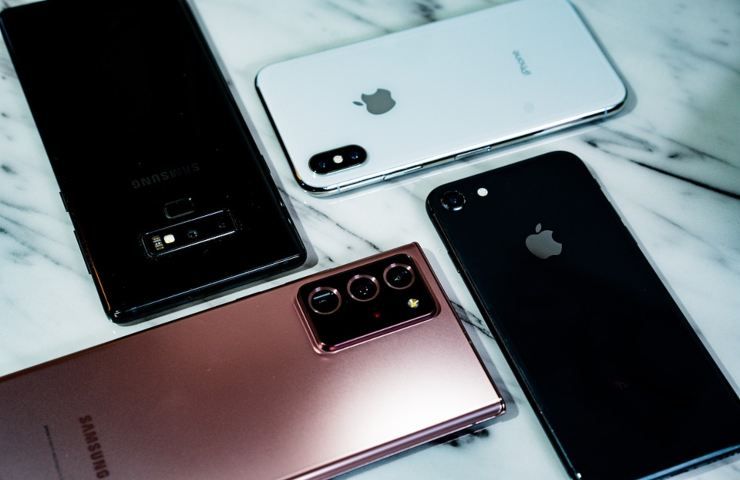 Smartphone di Apple e Samsung accanto