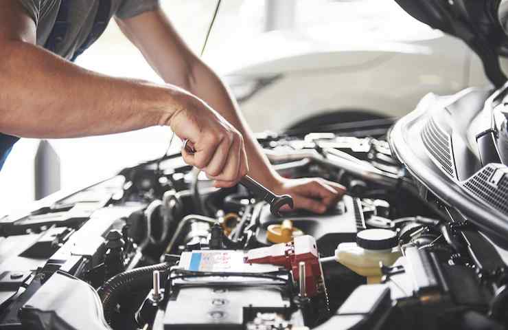 Un controllo meccanico all'auto