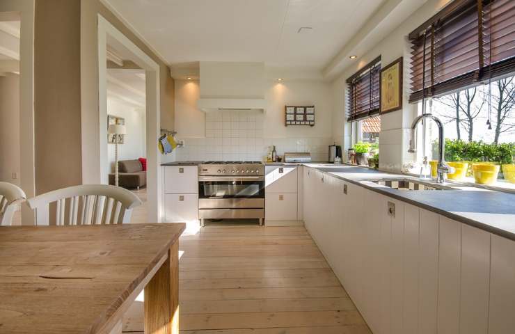 Una cucina con le luci accese di giorno