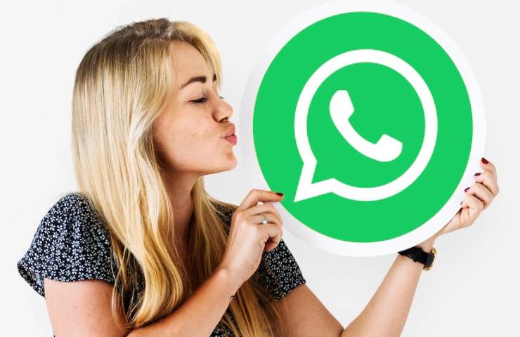 Una ragazza scherza con il logo di Whatsapp
