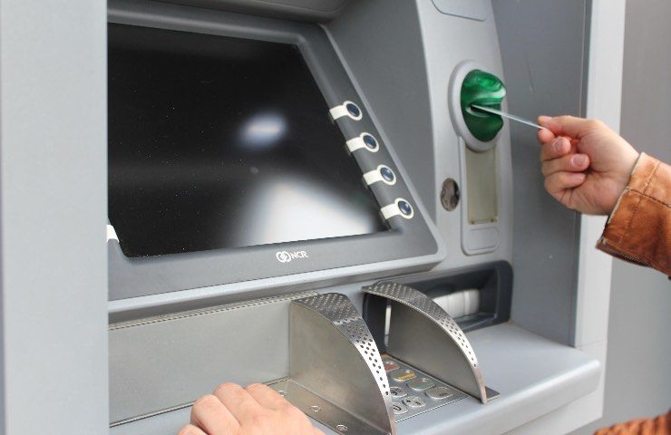 atm chiusi come vivere senza contanti