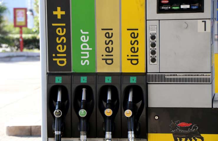 Prezzi carburanti nuovo aumento Mite