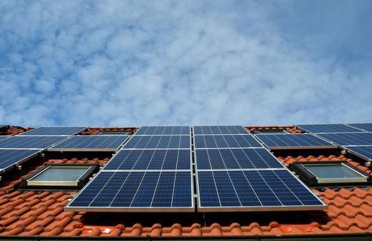 Dei pannelli solari installati sul tetto