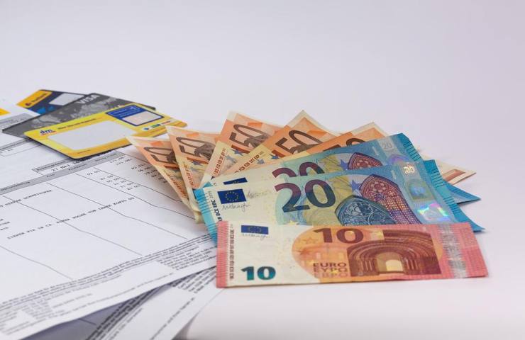 Delle banconote in euro su dei documenti