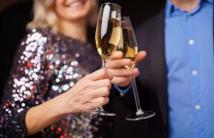 Due persone brindano dopo una vincita super