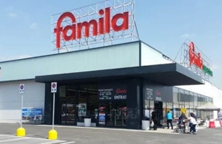 L'ingresso di un supermercato Famila