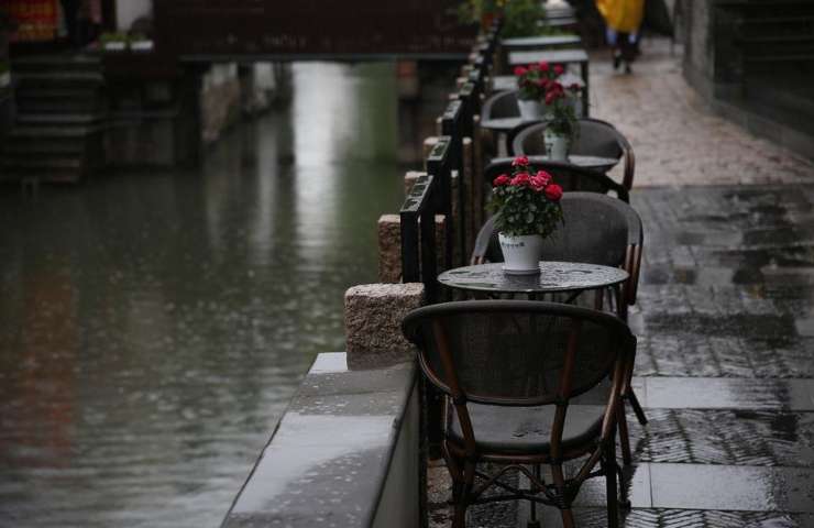 Tavolini e sedie all'esterno di un bar