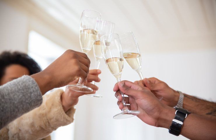 Un gruppo di persone fa festa con un brindisi
