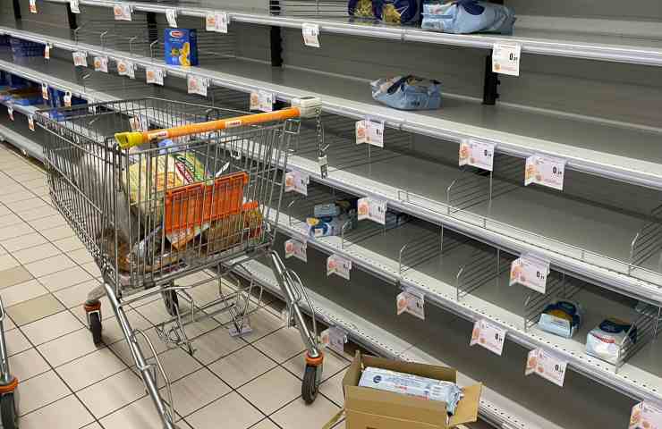 Un supermercato con degli scaffali vuoti