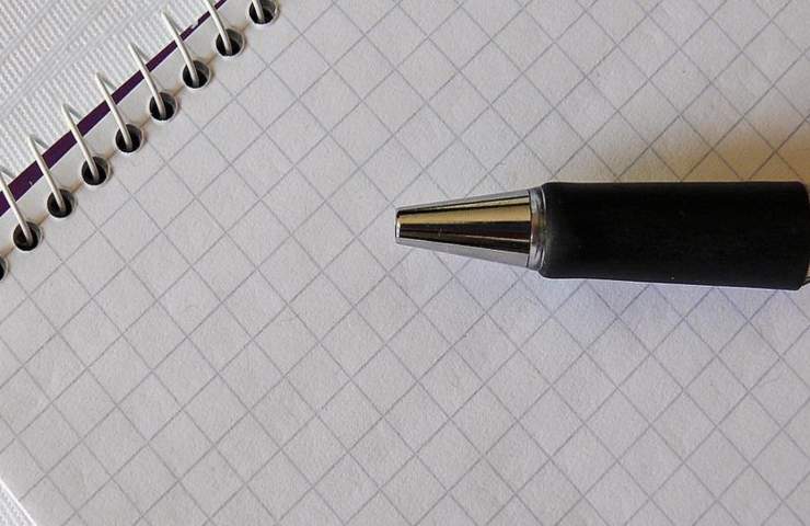Una penna su un quaderno a quadretti