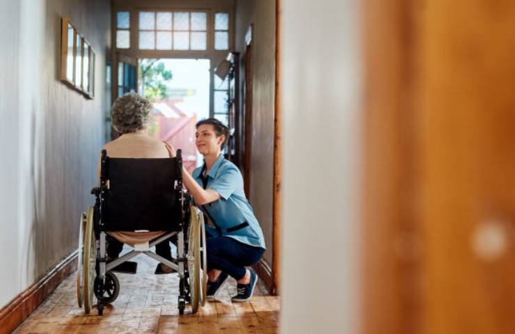 Una persona assiste un individuo disabile