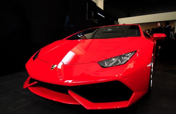Una roboante Lamborghini color rosso fuoco