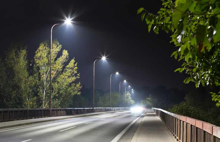 Una strada illuminata da lampioni