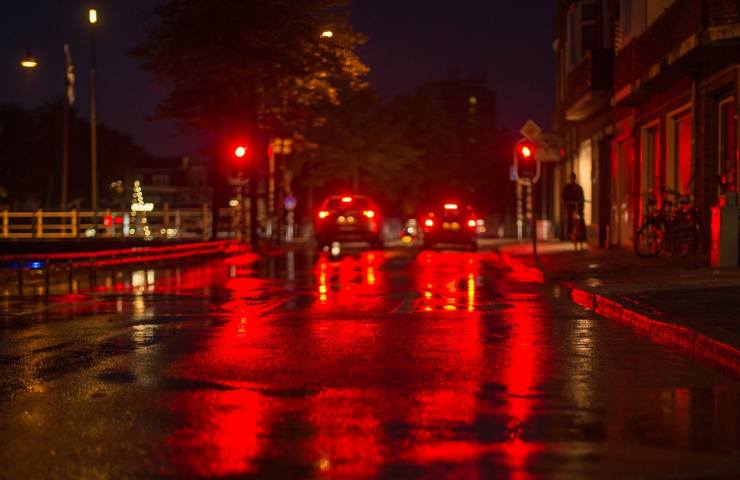 Una strada illuminata nel corso della notte
