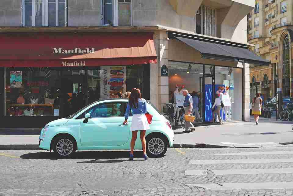 Una utilitaria in centro abitato