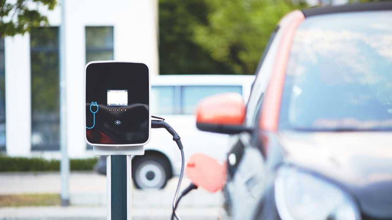 prezzo di benzina e diesel car sharing elettrico