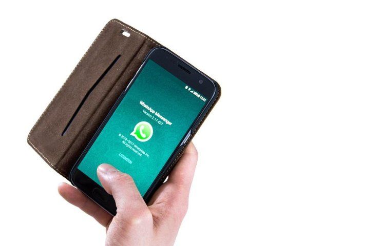 Uno smartphone con la schermata di Whatsapp