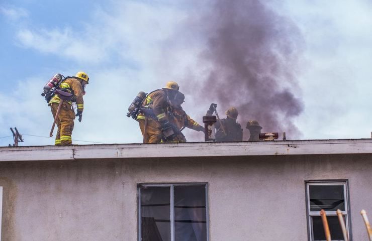 I pompieri intervengono per domare un incendio