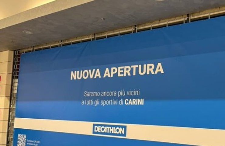 Un tendone annuncia una nuova apertura