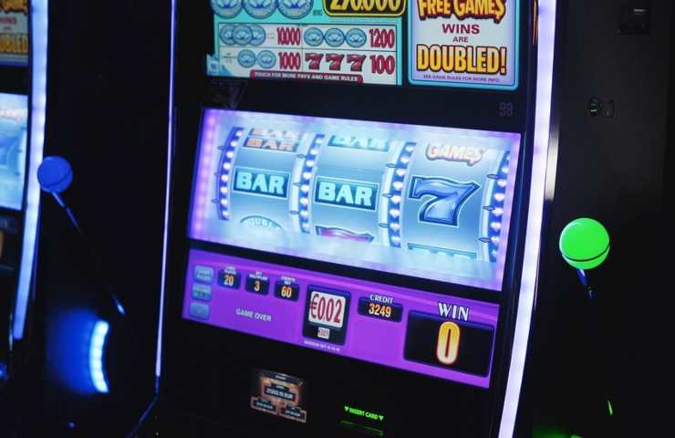 Una slot machine in funzione
