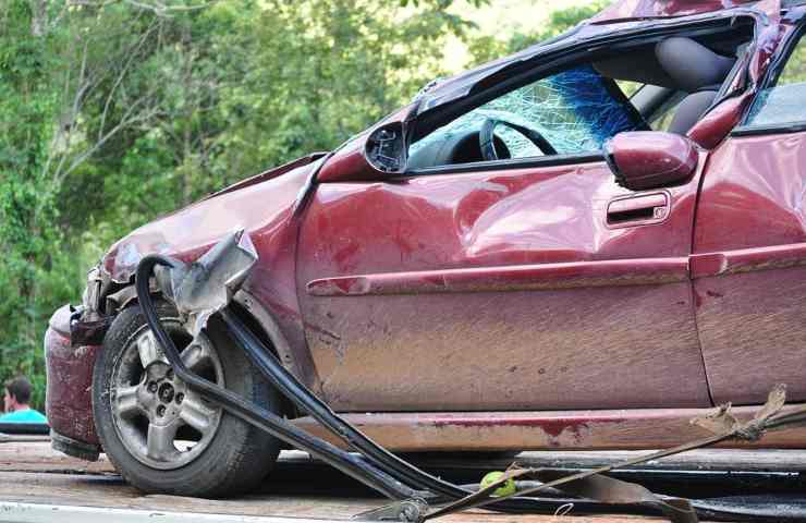 Un'auto distrutta per un incidente