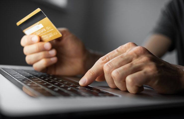 E-commerce aumento frodi furti identità rapporto